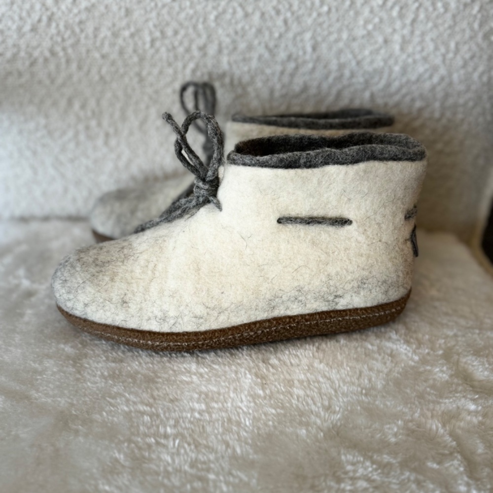 Felted wool women boots slippers with laces. Ankle booties. - Picture 9 of 16